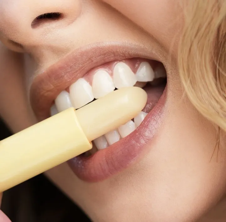 bálsamo para labios sin color Luna nueva