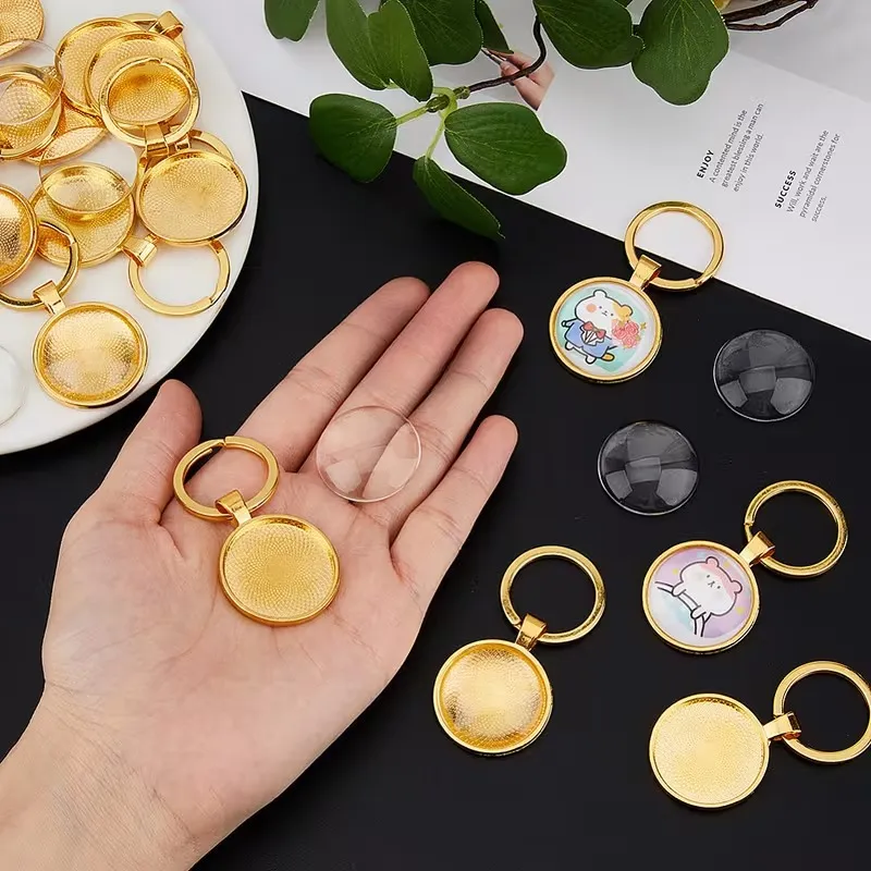 LLAVERO METÁLICO DORADO CON TAPA DE VIDRIO