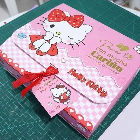 CAJA ADVIENTO HELLO KITTY ROJA ( 12 UNIDADES CAJITAS INTERNAS) 28X8X24CM