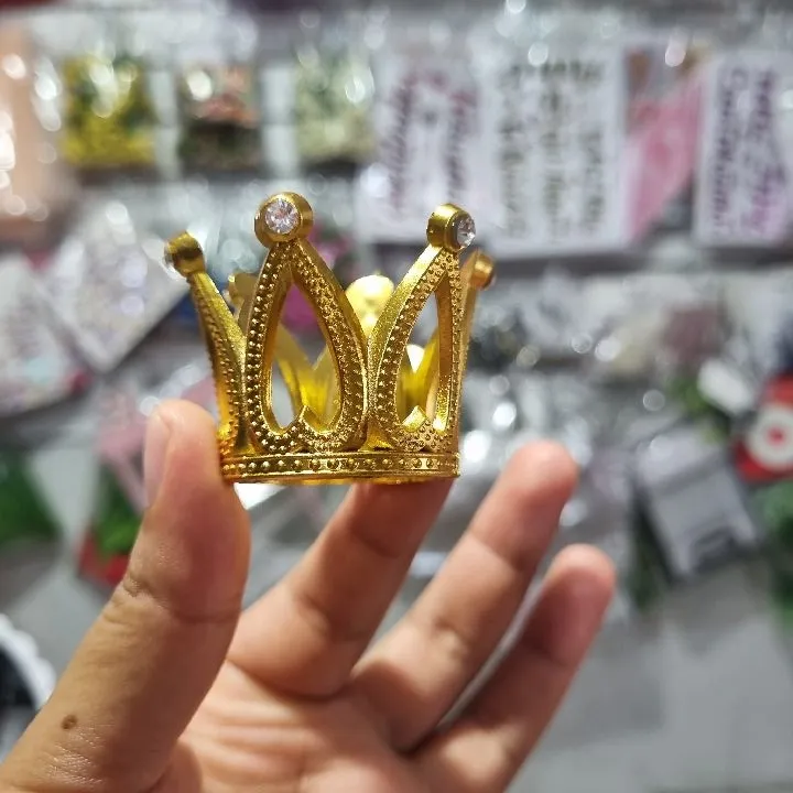 MINI CORONA BUFON DORADO PLÁSTICO 4CM X 4CM