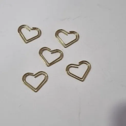 CLIPS PORTA TARJETA FORMA CORAZON DORADO