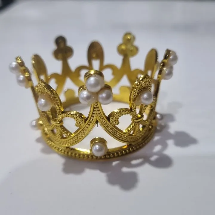 MINI CORONA DORADO PLÁSTICO 5CM X 4 CM