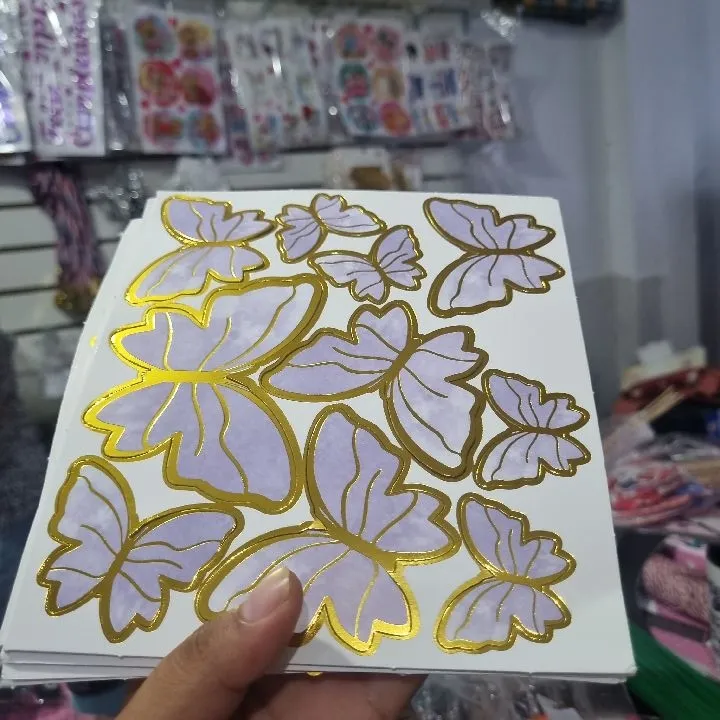 MARIPOSA TROQUELADO LILA CON DORADO (10 UNIDADES)