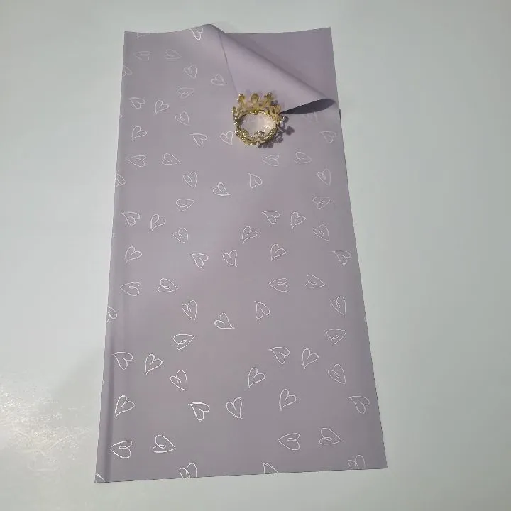 UNIDAD PAPEL COREANO LILA CON CORAZONES PLATEADOS MATE