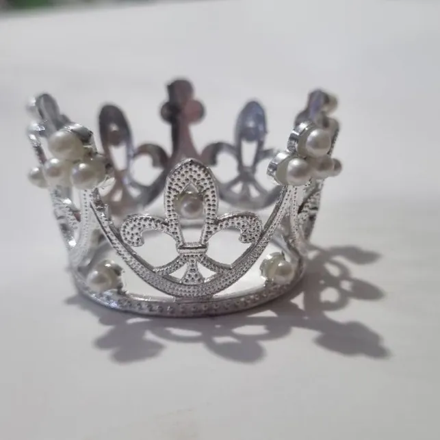 MINI CORONA PLATEADO PLASTICO 5CMX4CM