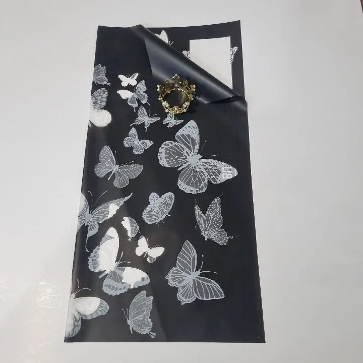 UNIDAD PAPEL COREANO NEGRO CON MARIPOSAS TRASLÚCIDO