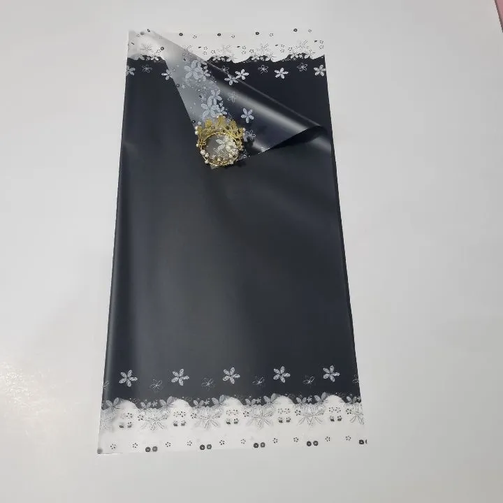 UNIDAD PAPEL COREANO NEGRO BORDE DE FLORES TRASLÚCIDO