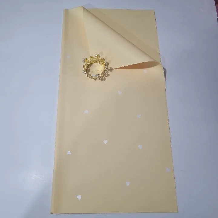 PAQUETE PAPEL COREANO AMARILLO CORAZONES PLATEADOS MATE