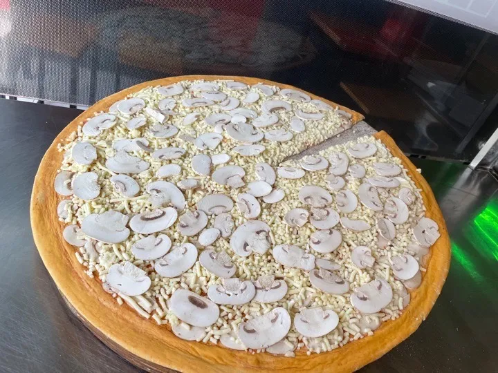A pizza champiñón  con tocineta