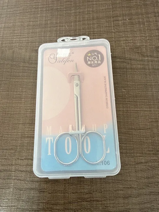 Tijeras para cejas con estuche