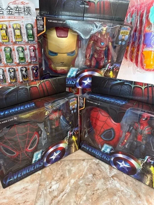 AVENGER MUÑECO Y MASCARA GRANDE