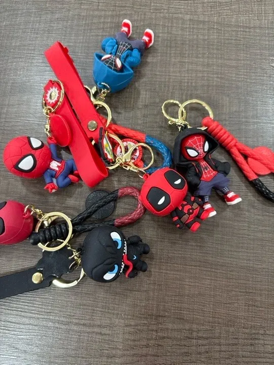 LLAVEROS GRANDES HOMBRE ARAÑA
