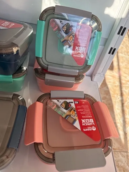 LUNCHERAS 1,1 litros apta para microondas con separadores tenedor y vasito para salsa.
