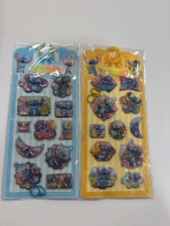 STICKER CON AGÜITA Y BRILLITOS STICH Y LABUBU