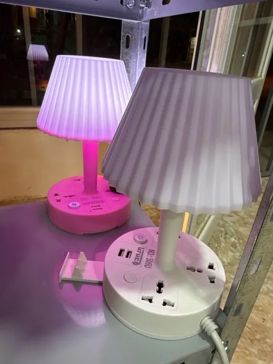 LAMPARAS CON TOMACORRIENTES 2 en 1 LUZ FRIA CALIDA