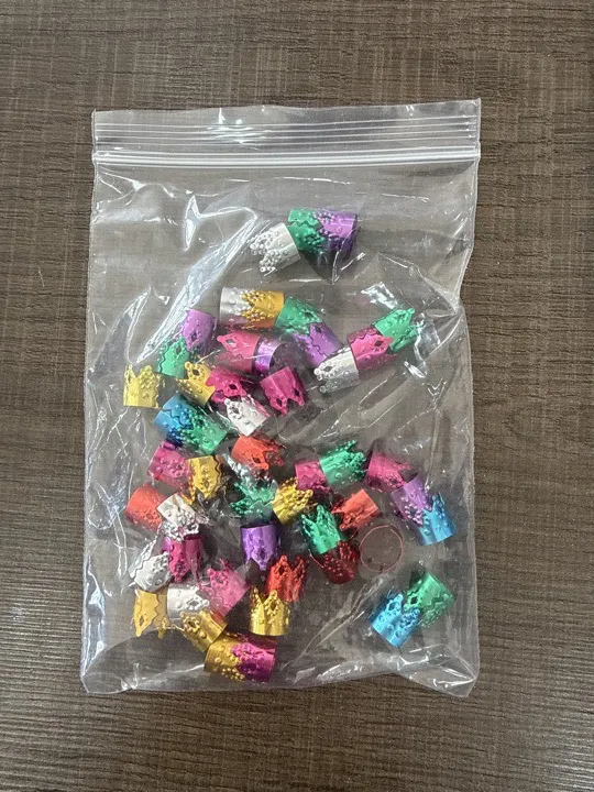 Dijes metálicos de colores para peinados