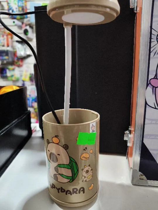 portalápices con lámpara de capibara