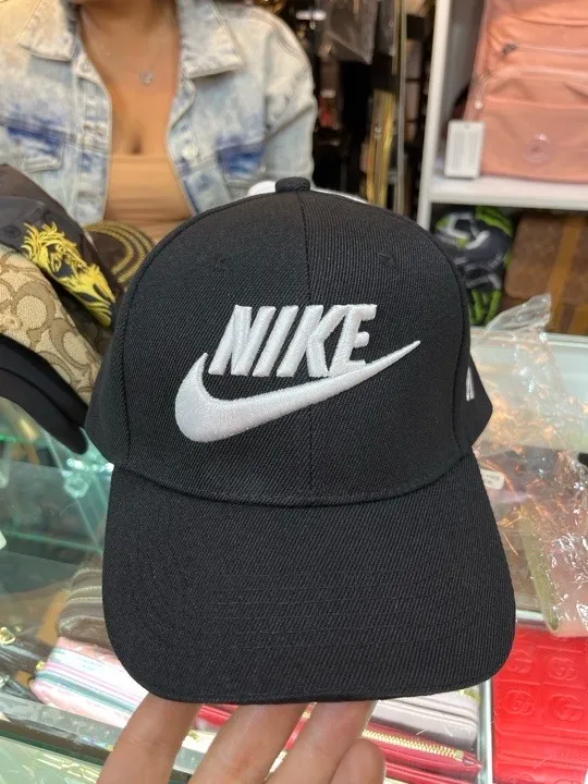 GORRA NEGRA BORDADO NIKE BLANCO