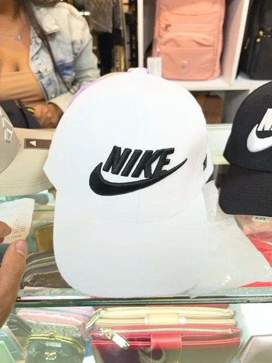 GORRA BLANCA NIKE BORDADO NEGRO