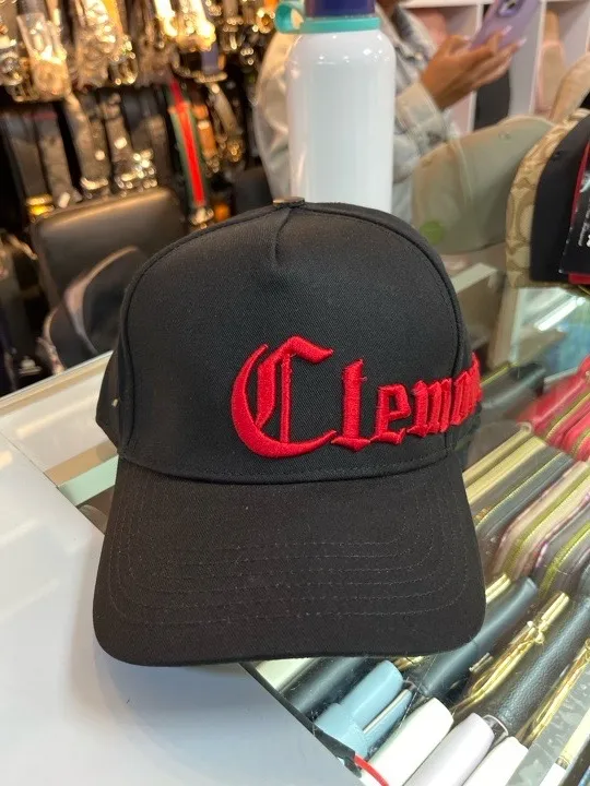 GORRA CLEMONT BORDADO LATERAL ROJO