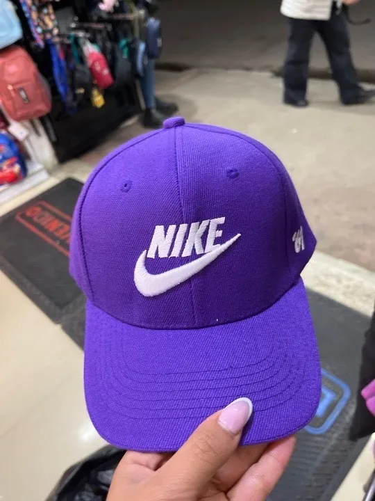 GORRA NIKE MORADA
