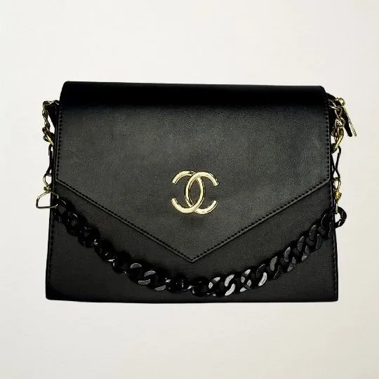 BOLSO CON CADENA EN FRENTE
