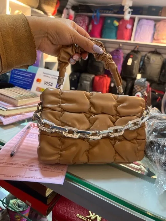 BOLSO ACOLCHADO CON CADENA