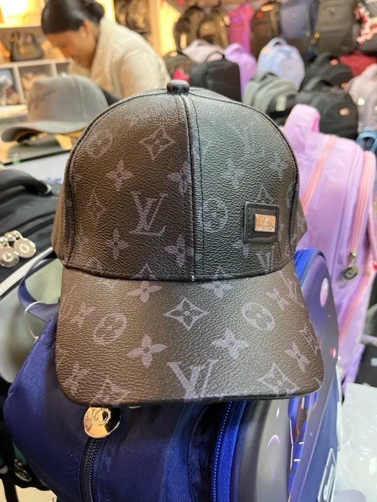 GORRA CUERO LOUIS VUITTON