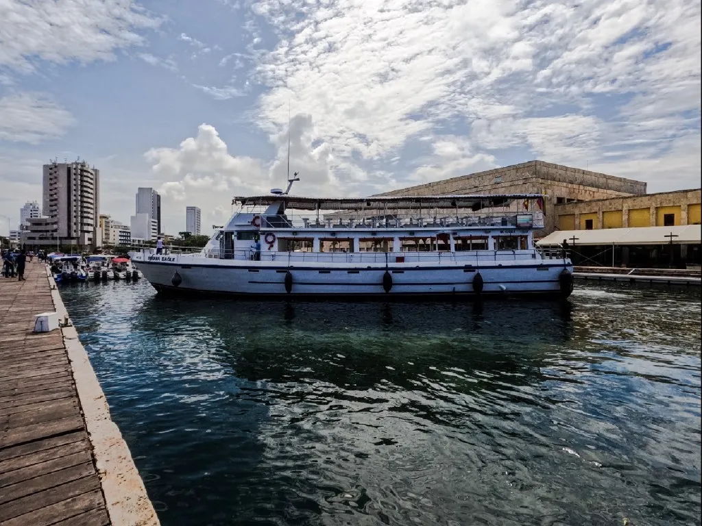 CARTAGENA MAGICA BARCO BEQUIA