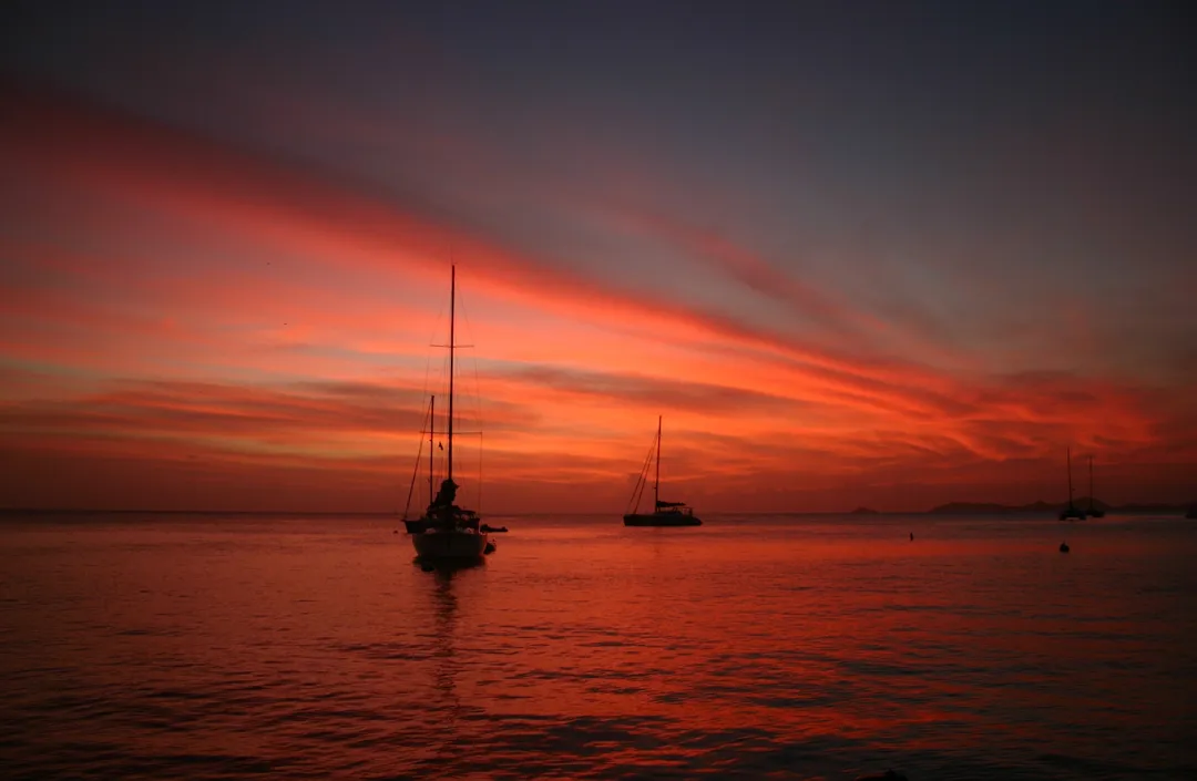 ATARDECER BARCO BEQUIA  